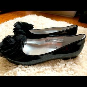 Flower by Nina black patent leather shoes